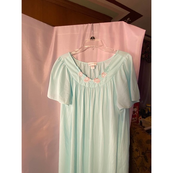 Shadowline’s pale blue nightie Embroidered Yoke Petals design  1x - Picture 4 of 11